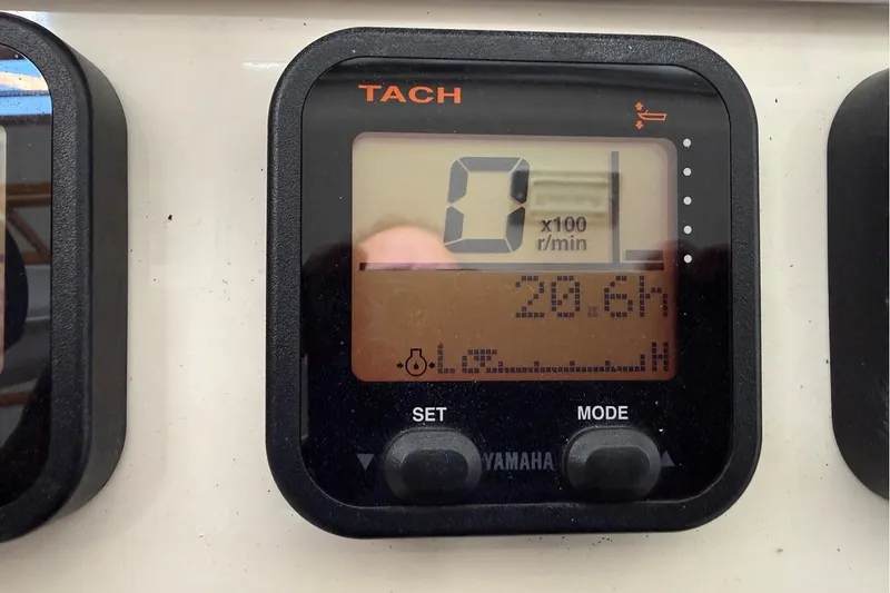 Slide: The Image of Tachometer display on 2007 Pursuit C 310 Center Console boat, showing 0 RPM and 206 hours. - 32