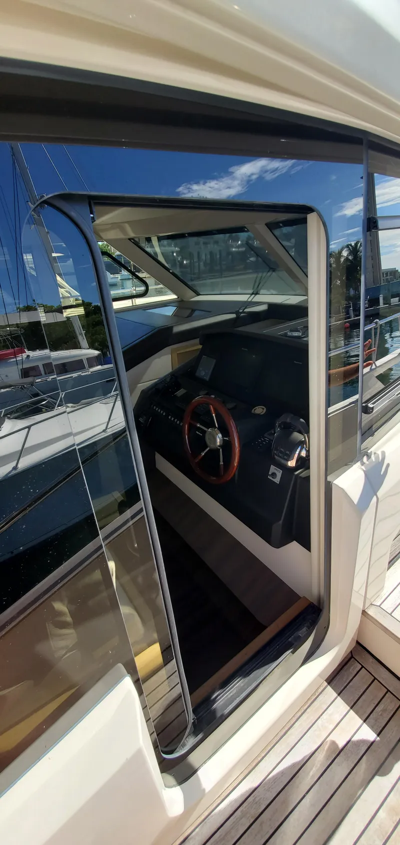 Slide: The Image of Interior view of 2019 Greenline 48 Coupe yacht. - 33