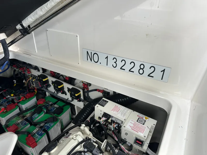 Slide: The Image of Sea Ray Sundancer 320 Outboard 2022 - 10