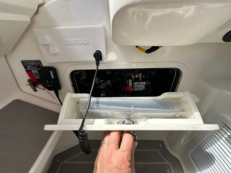 Slide: The Image of Sea Ray Sundancer 320 Outboard 2022 - 11