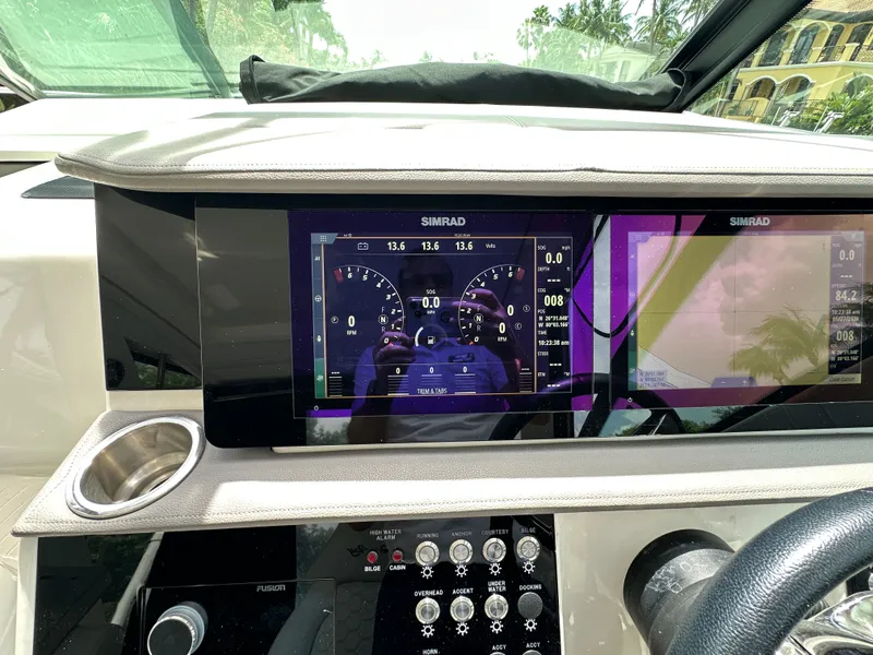 Slide: The Image of Sea Ray Sundancer 320 Outboard 2022 - 15