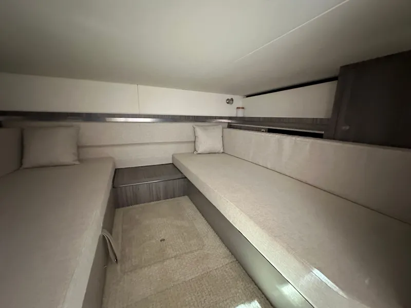 Slide: The Image of Sea Ray Sundancer 320 Outboard 2022 - 18