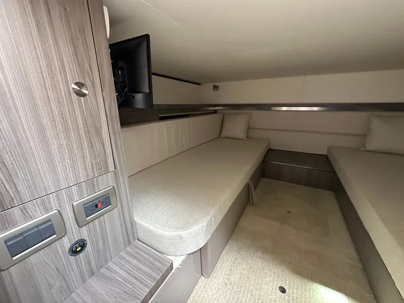 Slide: The Image of Sea Ray Sundancer 320 Outboard 2022 - 19