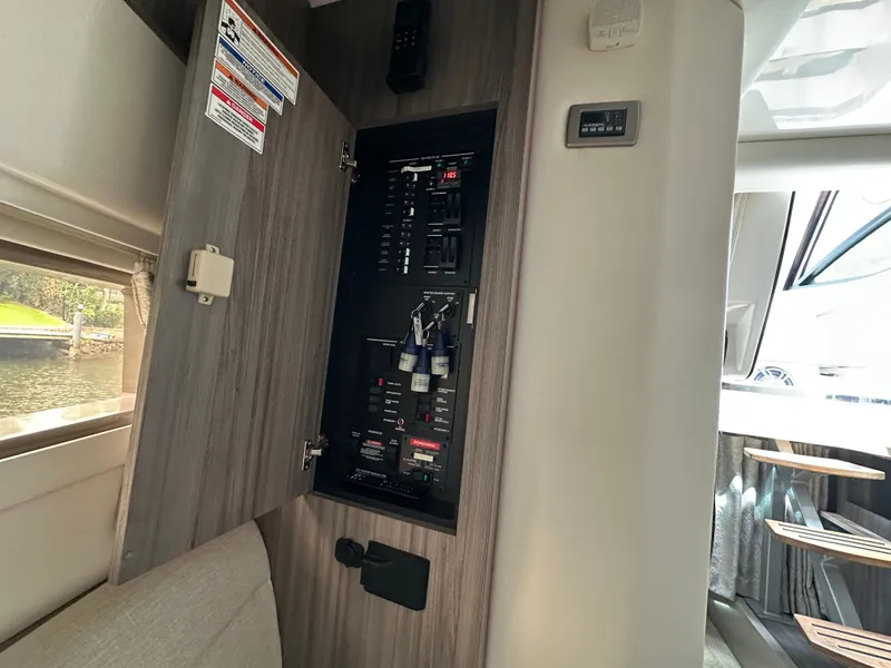 Slide: The Image of Sea Ray Sundancer 320 Outboard 2022 - 21