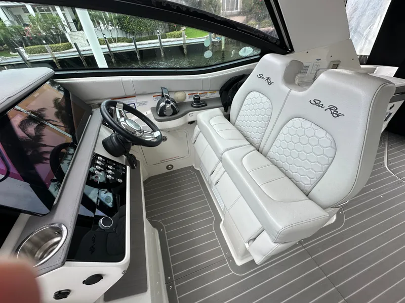 Slide: The Image of Sea Ray Sundancer 320 Outboard 2022 - 25