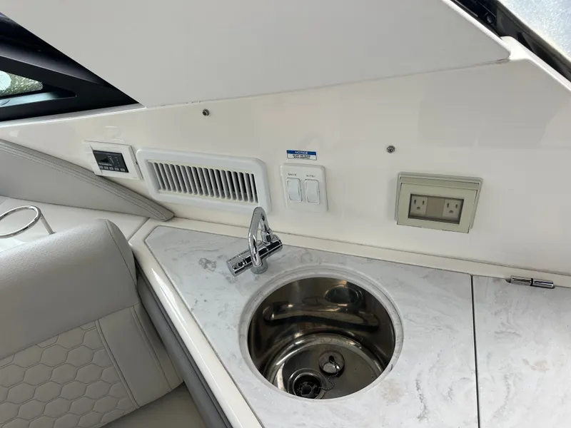 Slide: The Image of Sea Ray Sundancer 320 Outboard 2022 - 27