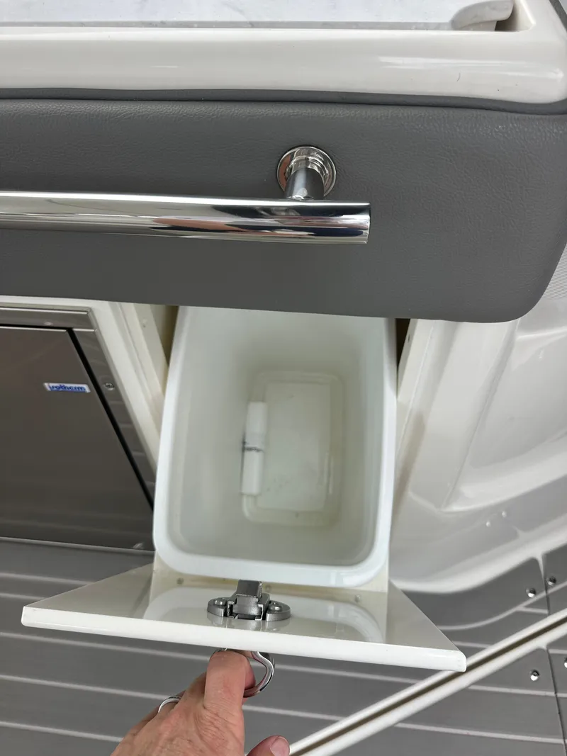 Slide: The Image of Sea Ray Sundancer 320 Outboard 2022 - 29