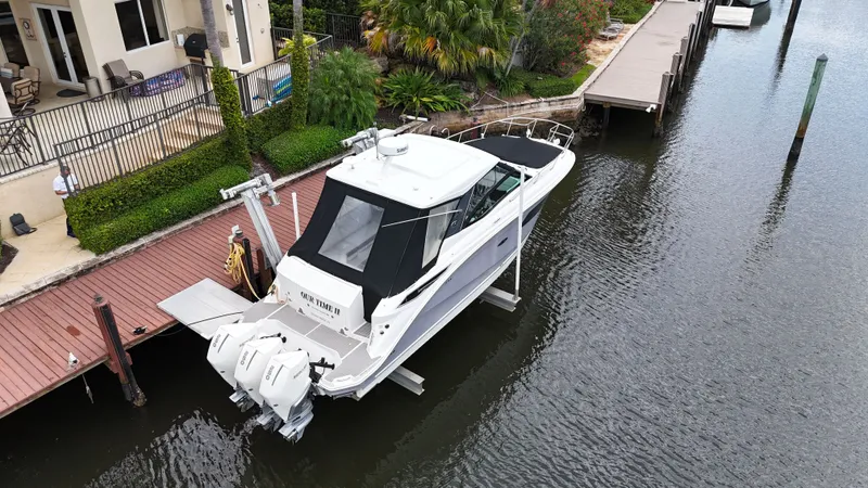 Slide: The Image of Sea Ray Sundancer 320 Outboard 2022 - 3