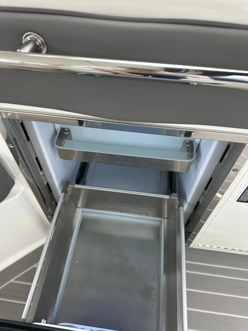Slide: The Image of Sea Ray Sundancer 320 Outboard 2022 - 30