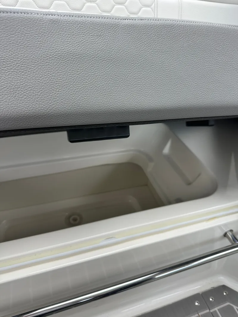 Slide: The Image of Sea Ray Sundancer 320 Outboard 2022 - 32