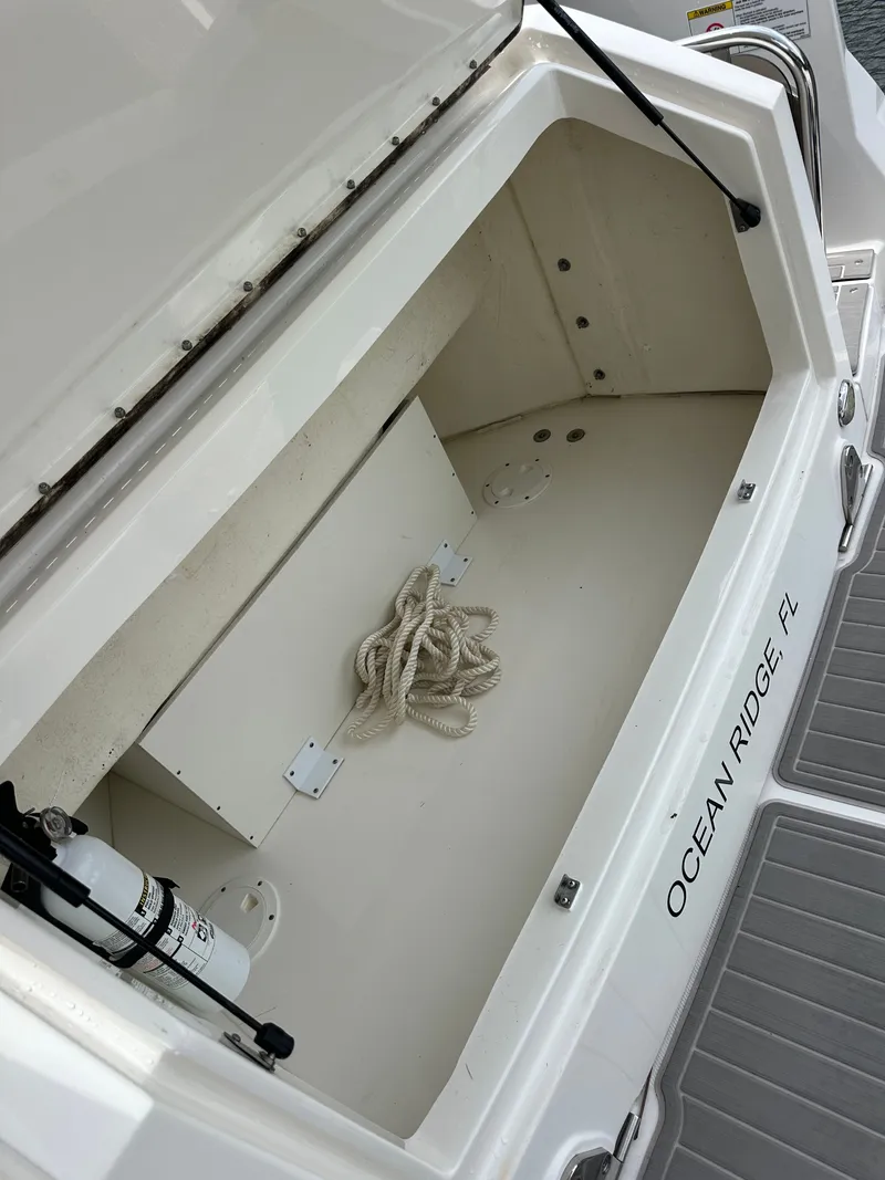 Slide: The Image of Sea Ray Sundancer 320 Outboard 2022 - 33