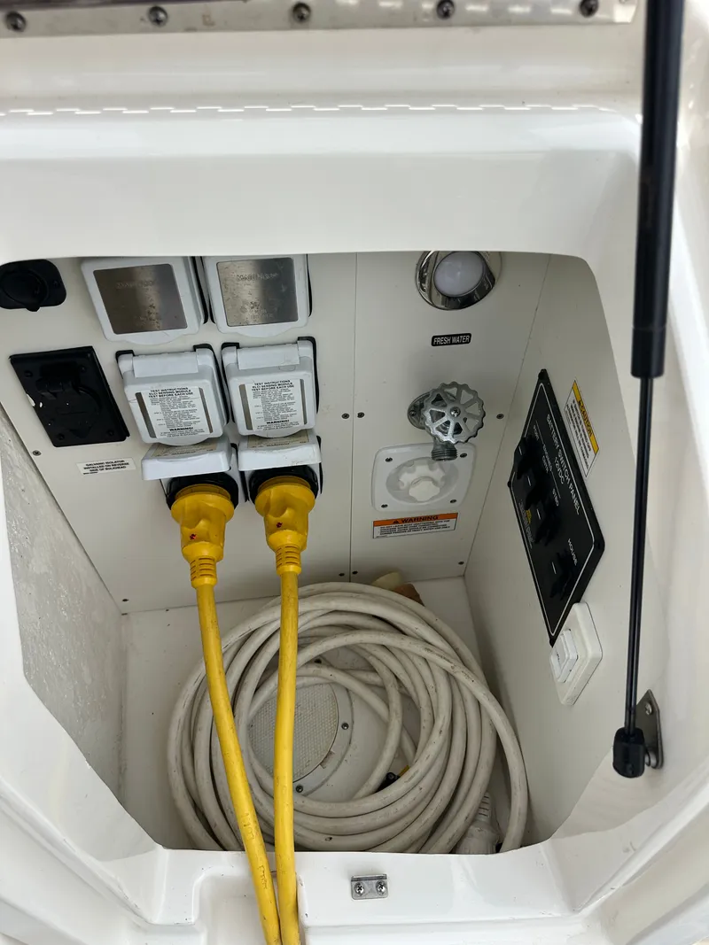Slide: The Image of Sea Ray Sundancer 320 Outboard 2022 - 34
