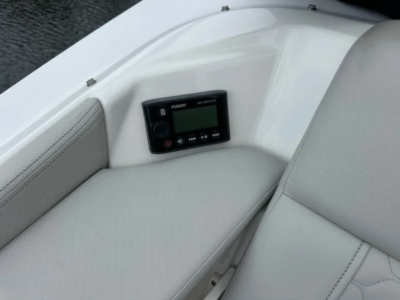 Slide: The Image of Sea Ray Sundancer 320 Outboard 2022 - 35