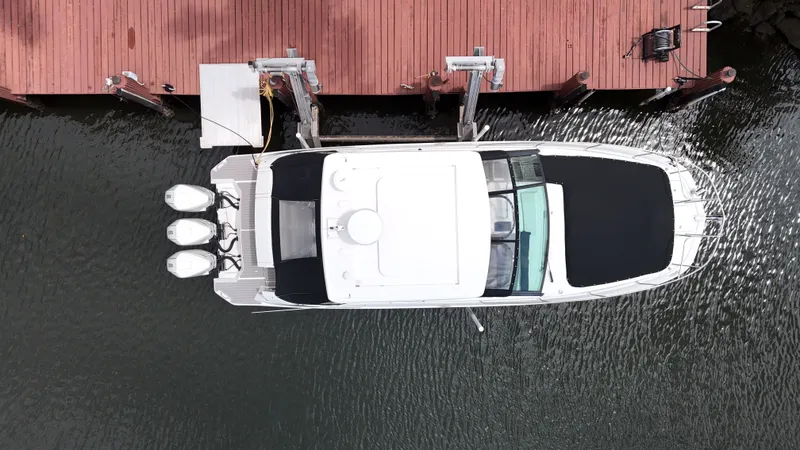 Slide: The Image of Sea Ray Sundancer 320 Outboard 2022 - 4