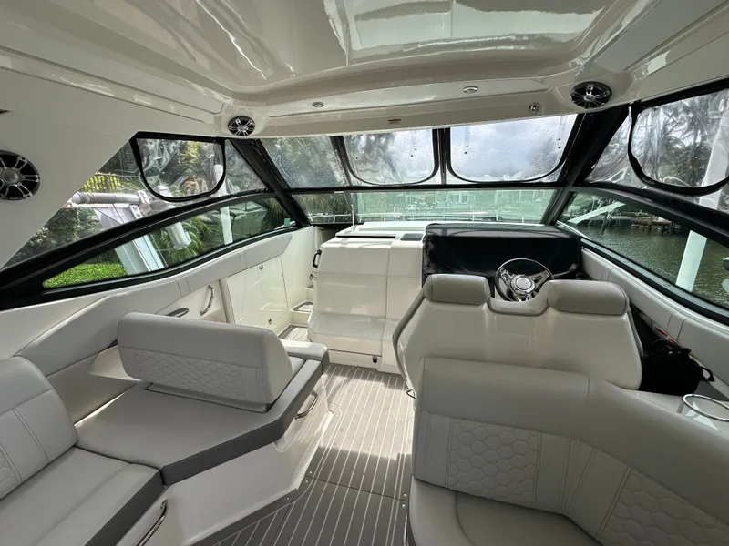 Slide: The Image of Sea Ray Sundancer 320 Outboard 2022 - 43