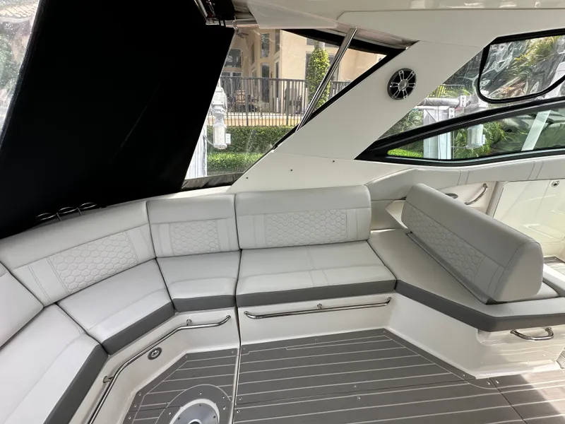 Slide: The Image of Sea Ray Sundancer 320 Outboard 2022 - 44