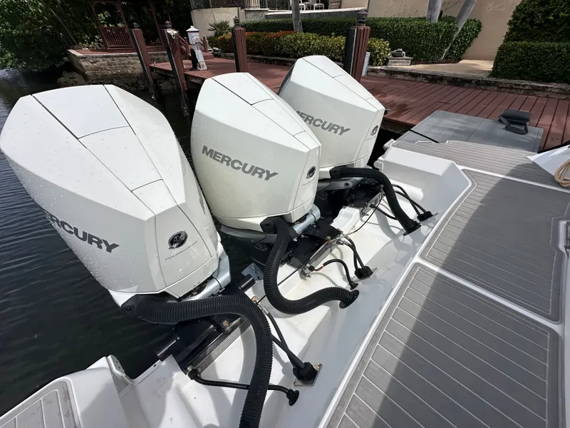 Slide: The Image of Sea Ray Sundancer 320 Outboard 2022 - 49