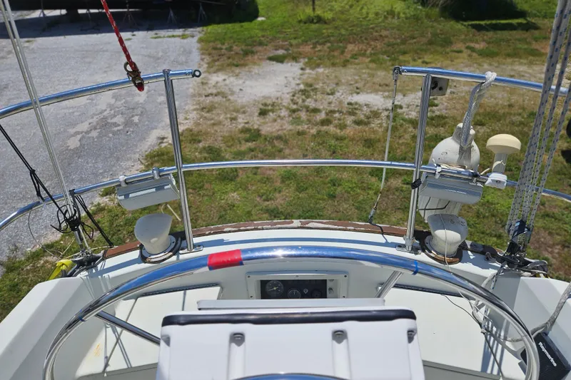 Slide: The Image of View of a 1986 CNC 29 SL yacht cockpit. - 13