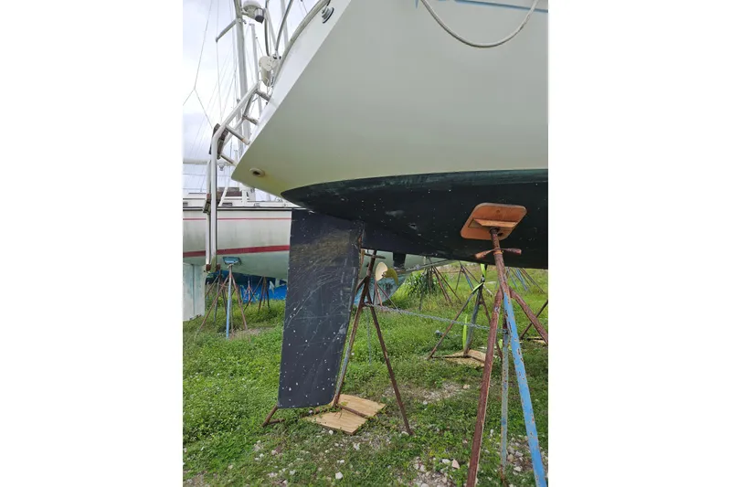 Slide: The Image of Sailboat CNC 29 SL 1986 on stands, showing keel and hull details. - 42