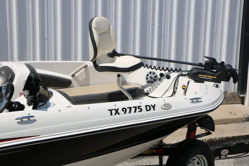 Slide: The Image of 2018 Stingray 182 SC boat with Minn Kota motor. - 12