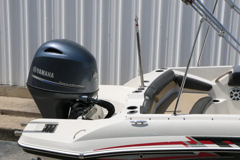 Slide: The Image of 2018 Stingray 182 SC boat with Yamaha outboard motor. - 14