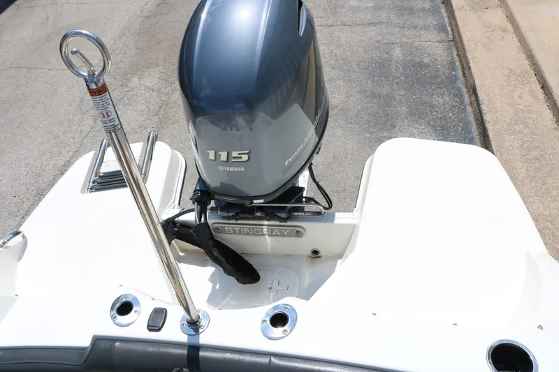 Slide: The Image of 2018 Stingray 182 SC boat with Yamaha 115 HP outboard motor. - 36