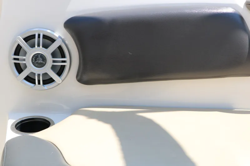 Slide: The Image of Speaker and seat cushion on a 2018 Stingray 182 SC boat. - 39