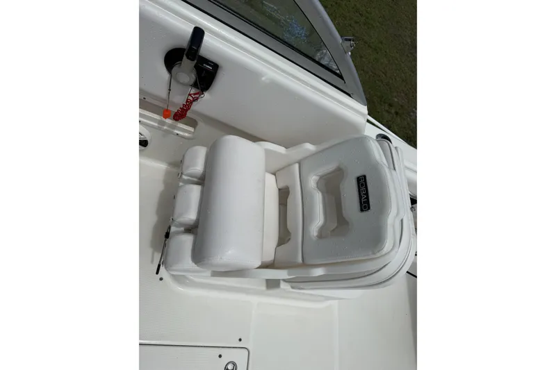 Slide: The Image of White seat on 2010 Robalo R227 Dual Console boat interior. - 7