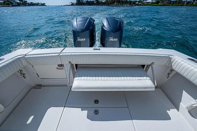 Slide: The Image of 2007 Jupiter 29 FS boat with twin Yamaha 300 engines on open water. - 15