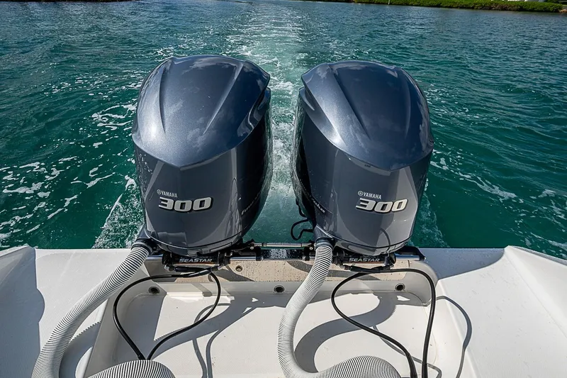 Slide: The Image of Twin Yamaha 300 outboard engines on a 2007 Jupiter 29 FS boat cruising on water. - 18