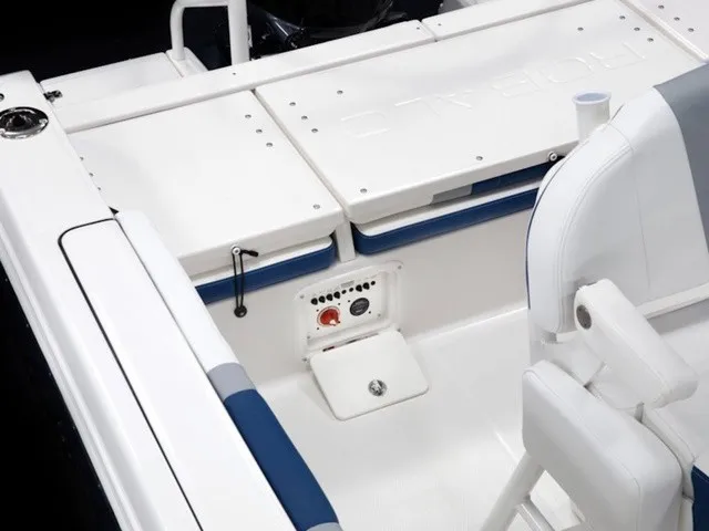 Slide: The Image of Robalo R232 Explorer 2026 - 18