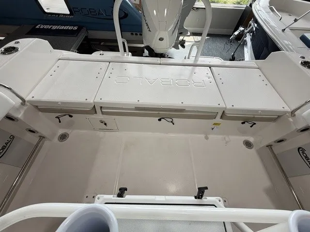 Slide: The Image of Robalo R232 Explorer 2026 - 7