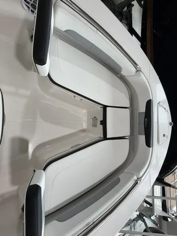 Slide: The Image of Robalo R202 Explorer 2026 - 6