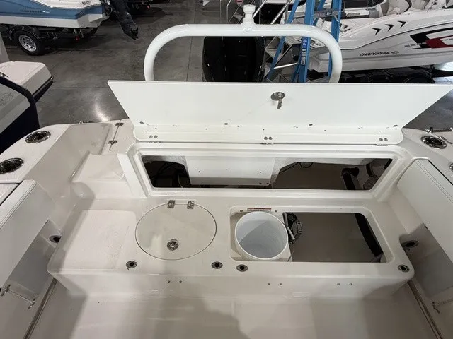 Slide: The Image of Robalo R202 Explorer 2026 - 10