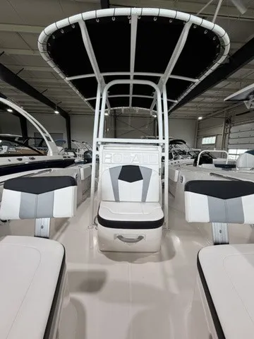 Slide: The Image of Robalo R202 Explorer 2026 - 12