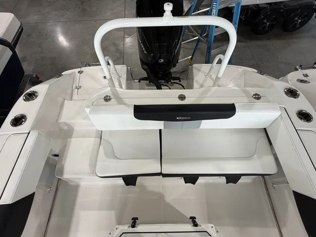 Slide: The Image of Robalo R202 Explorer 2026 - 9