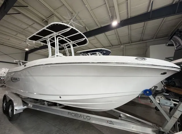 The Image of Robalo R202 Explorer 2026 - 1