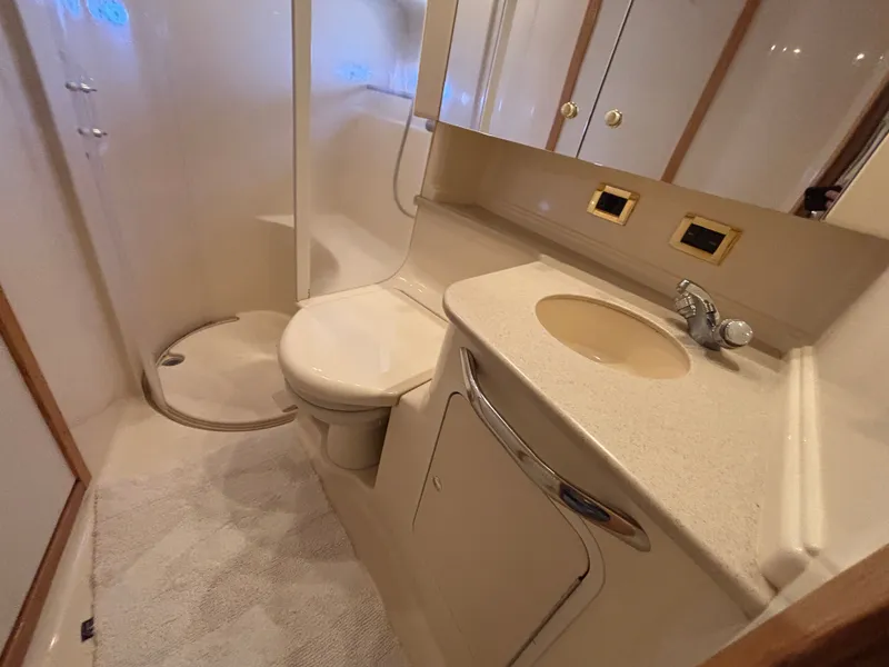 Slide: The Image of Bathroom of the 2000 Sea Ray Sundancer 460 yacht. - 19