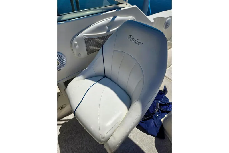 Slide: The Image of White captain's chair on a 1999 Rinker Fiesta Vee 270 boat. - 5