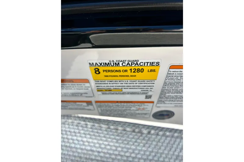 Slide: The Image of 2024 Yamaha Boats SX195 capacity label, maximum 8 persons or 1280 lbs. - 33