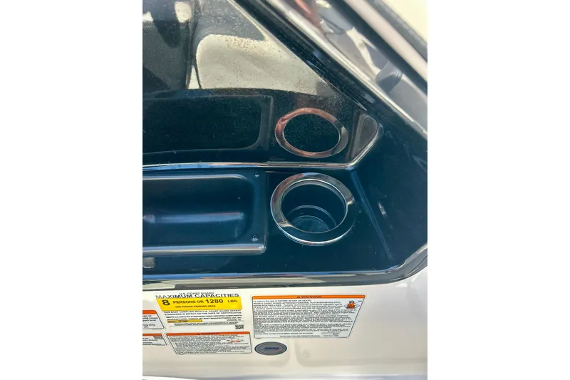 Slide: The Image of 2024 Yamaha Boats SX195 interior cup holders and capacity label. - 34