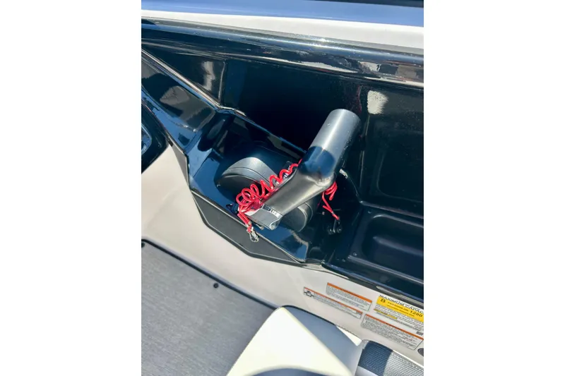 Slide: The Image of 2024 Yamaha Boats SX195 throttle control with safety lanyard in cockpit. - 35