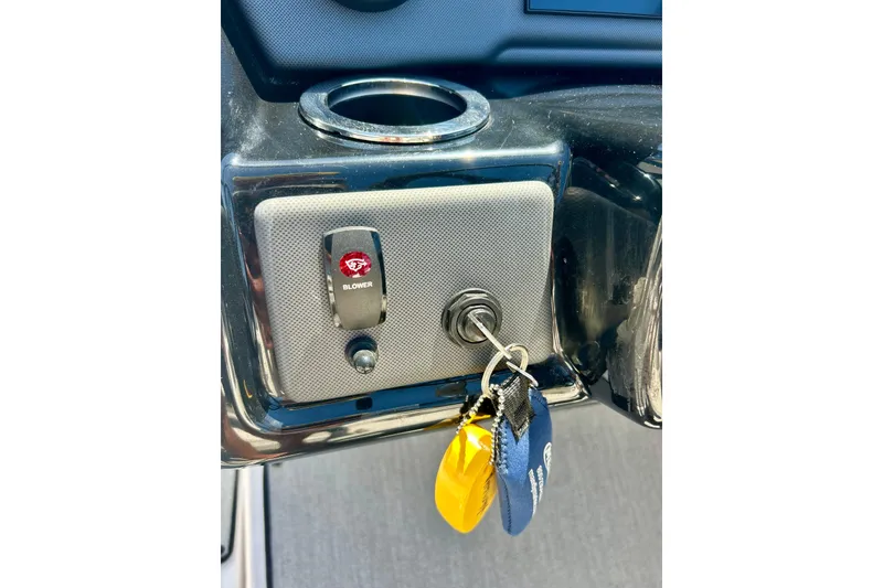 Slide: The Image of 2024 Yamaha Boats SX195 ignition switch with keys and blower control. - 38