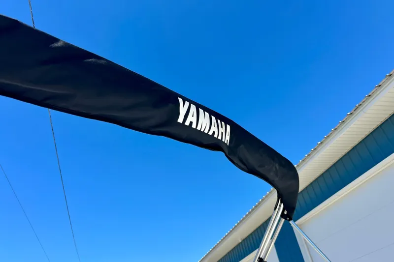 Slide: The Image of 2024 Yamaha Boats SX195 canopy against clear blue sky. - 62