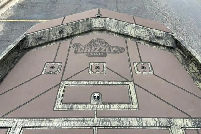 Slide: The Image of 2026 Tracker Grizzly 2072 CC boat deck with camouflage design and Grizzly Boats logo. - 14