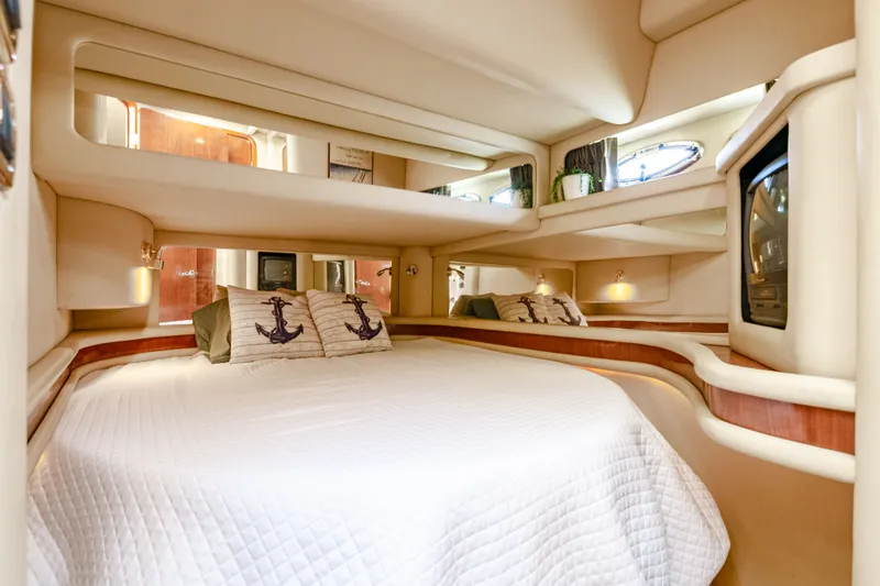 Slide: The Image of Luxurious cabin of the 2003 Sea Ray 480 Sedan Bridge. - 42