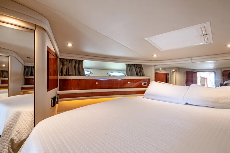 Slide: The Image of Luxurious cabin of the 2003 Sea Ray 480 Sedan Bridge. - 45