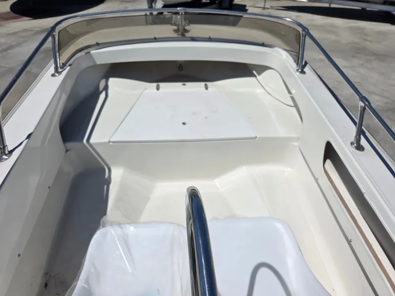 Slide: The Image of Boston Whaler 17 Newport 1986 - 10
