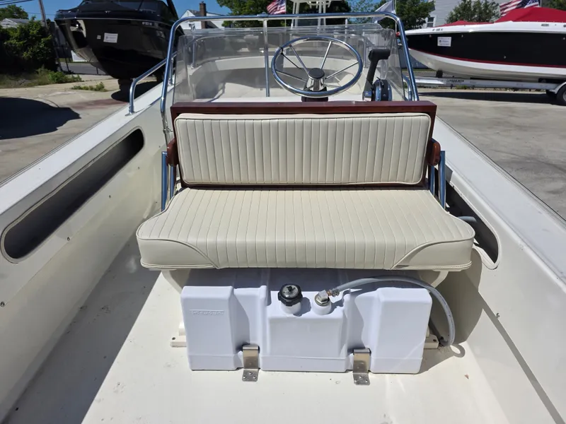 Slide: The Image of Boston Whaler 17 Newport 1986 - 4