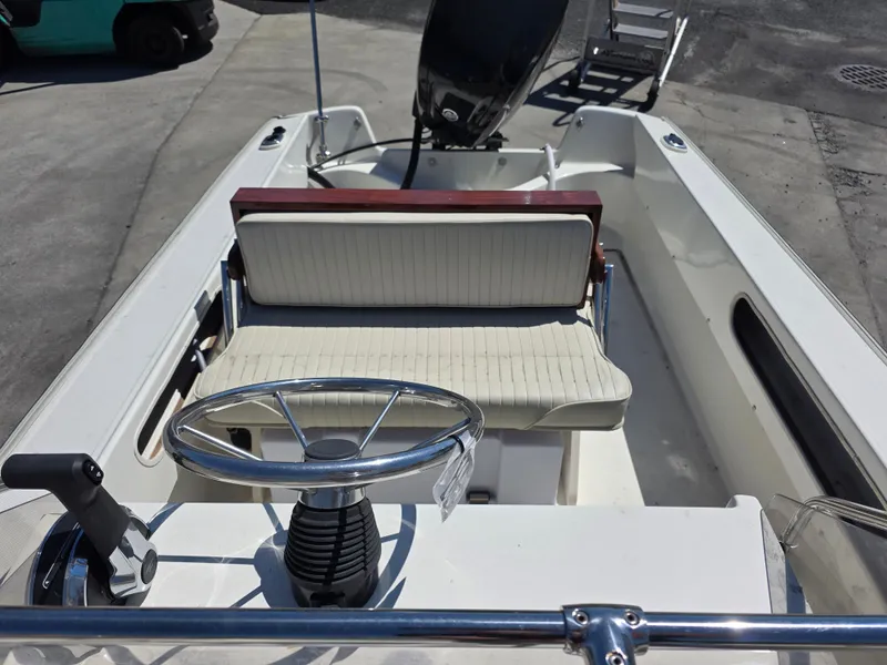 Slide: The Image of Boston Whaler 17 Newport 1986 - 5